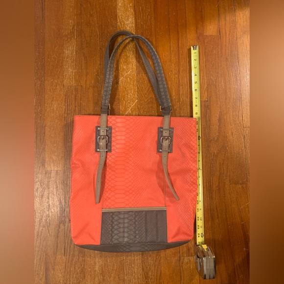 Vera Wang coral/grey purse - Picture 4 of 6